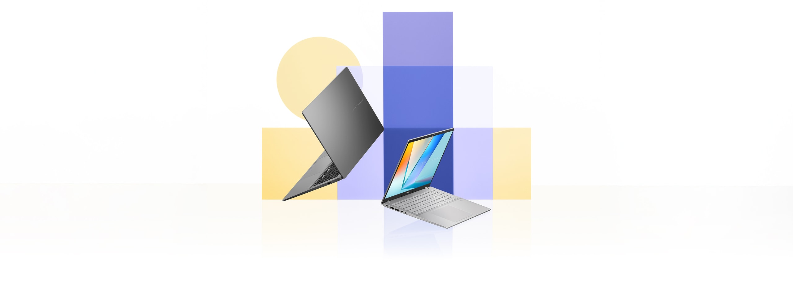 Zwei offene Laptops, ein grauer und ein silberner, erscheinen schräg vor sich überlappenden blauen und gelben Rechteck- und Kreisformen.