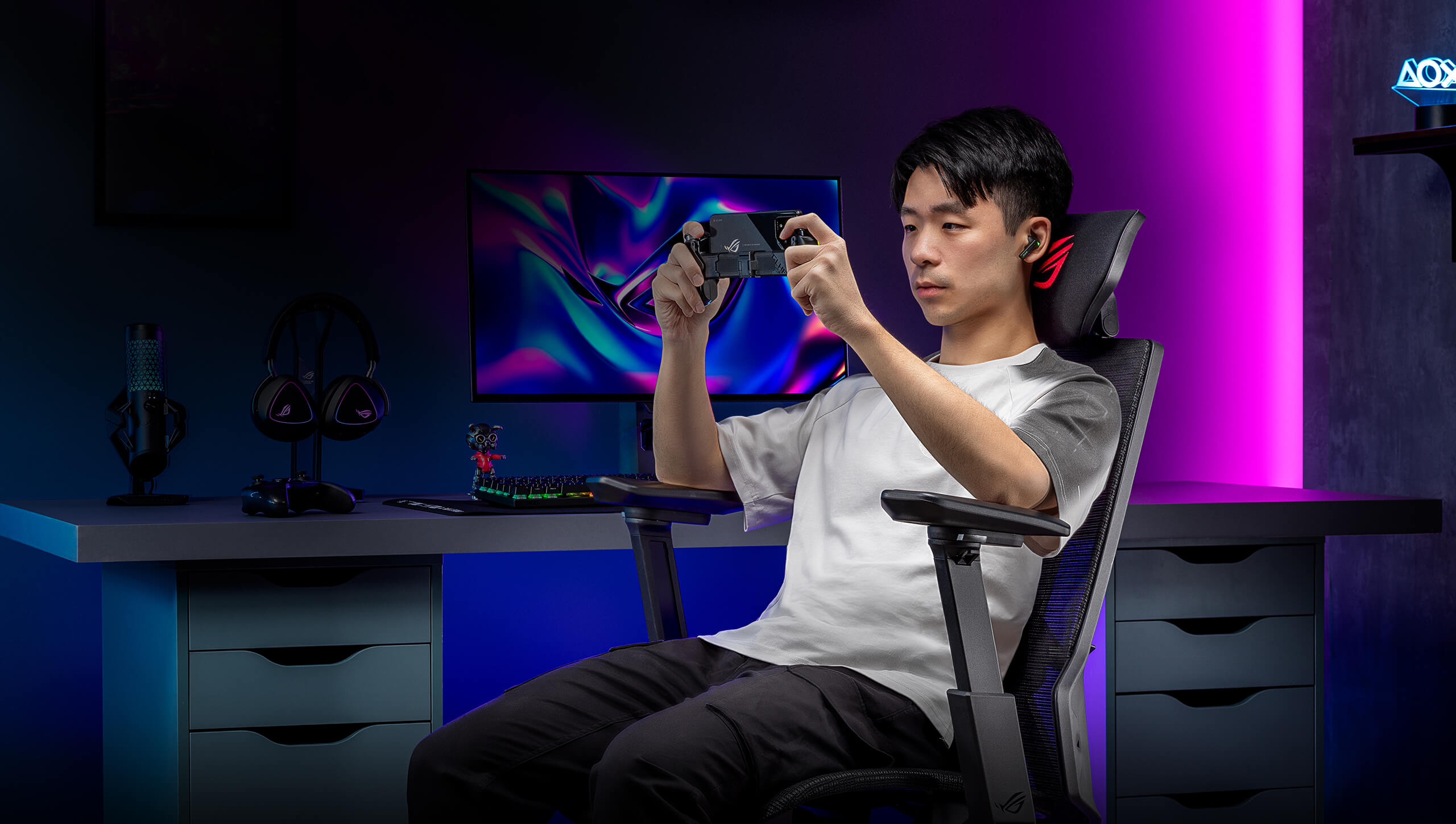 The armrest of ROG Destrier Core is adjusted to 14 cm for a man during mobile gaming with ROG Cetra True Wireless SpeedNova.