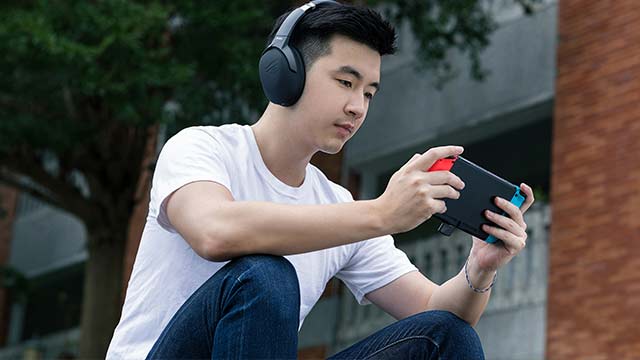 there are the scenario photo demonstrates the using scenario of using the headsets with AI Noise-Canceling Microphone.