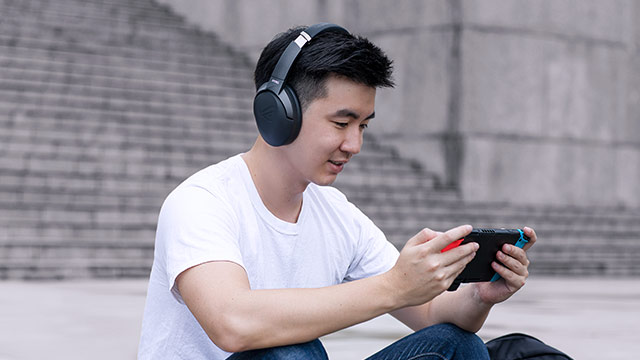there are the scenario photo demonstrates the using scenario of using the headsets with AI Noise-Canceling Microphone.