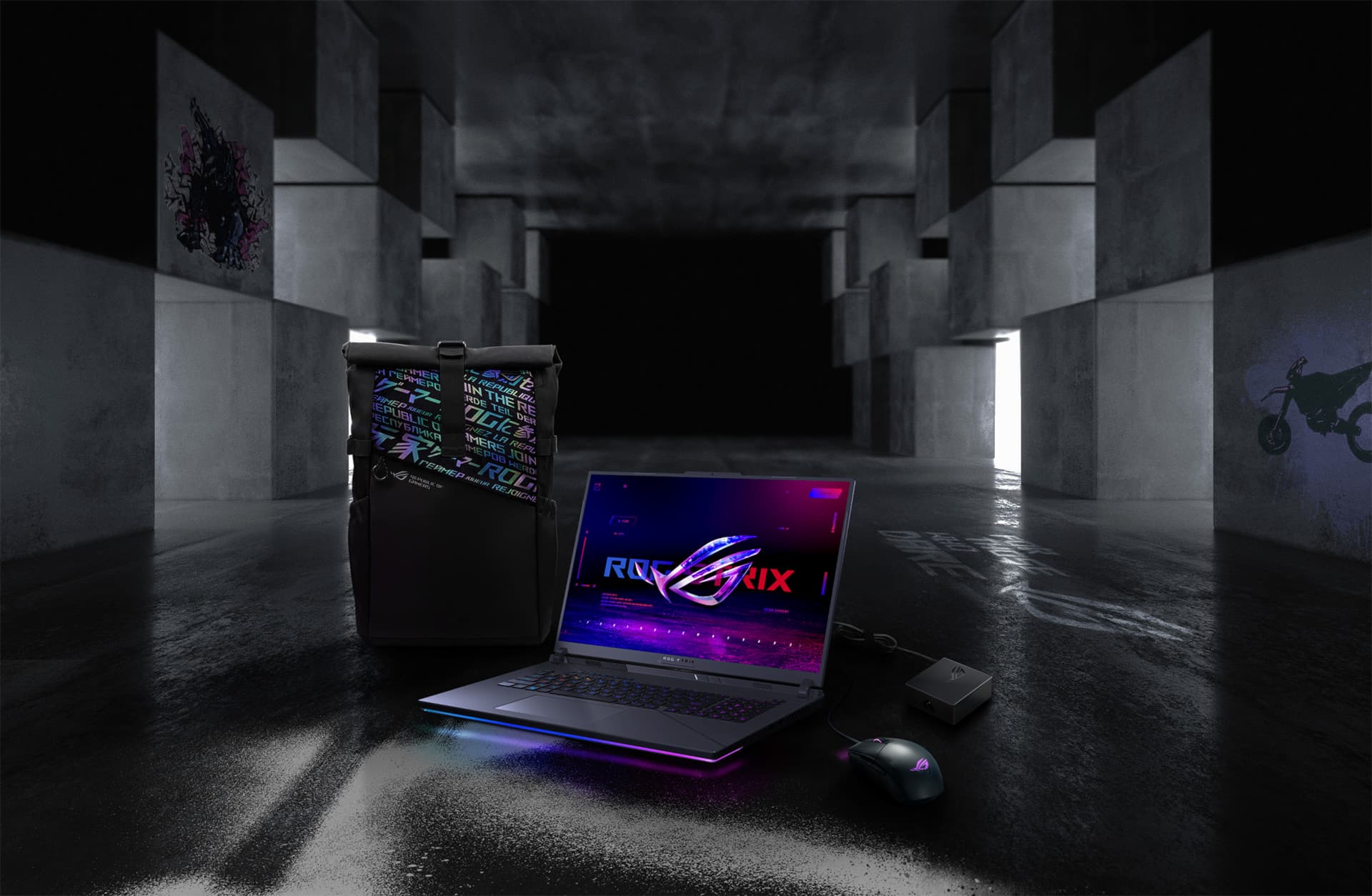 在寬敞的的地下空間裡，從左到右依次是ROG背包、Strix G18 電競筆電、ROG Strix Gladius III滑鼠和100W充電器。
                        