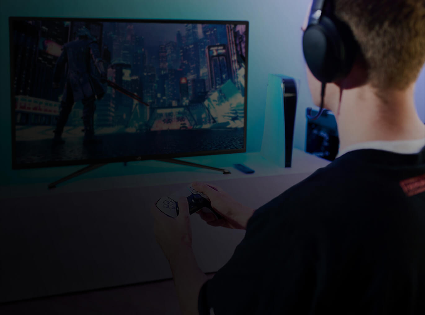 Un homme jouant à la console