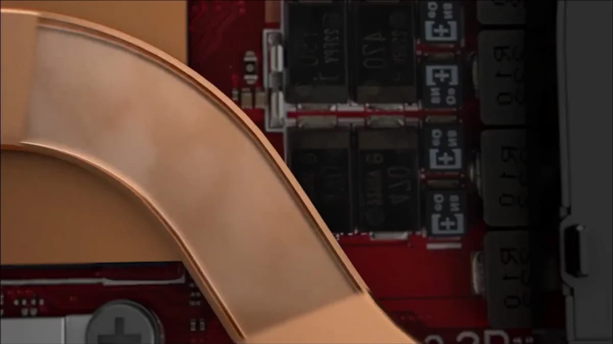 Een extreem close-up röntgenfoto van de ROG Ally X en zijn heatpipe.