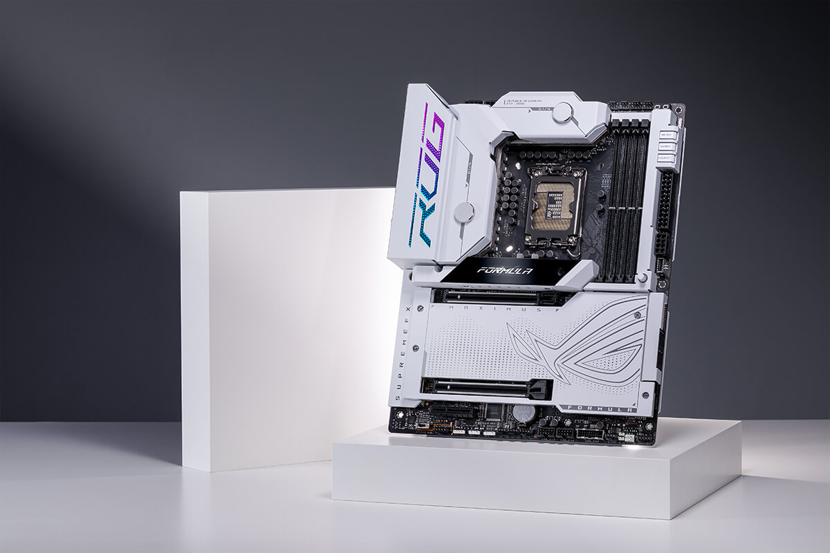 Frontansicht des ROG Maximus Z790 Formula auf einer weißen Plattform.