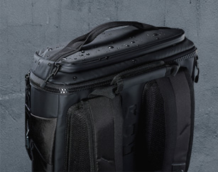 Крупний план верхньої частини ігрового рюкзака ROG Ranger BP2701 з акцентом на водовідштовхувальну тканину.