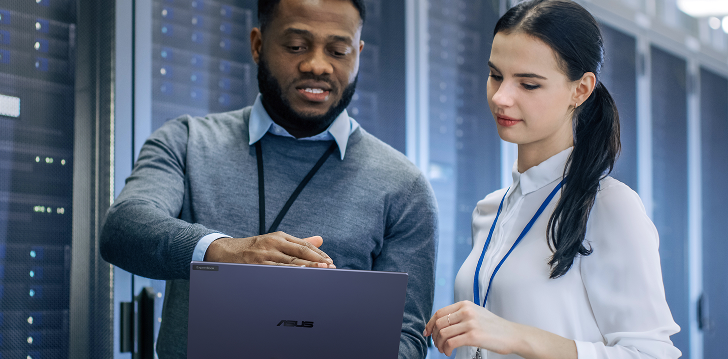 IT 팀을 위한 능률적인 솔루션 IT 직원이 ASUS ExpertBook B5를 보면서 데이터 센터에서 함께 논의하고 있습니다.